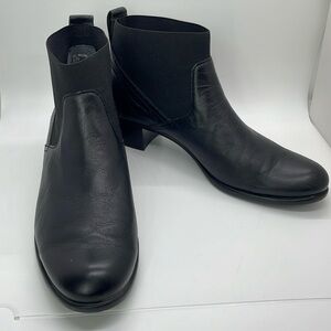 Munro boots size 8.5N